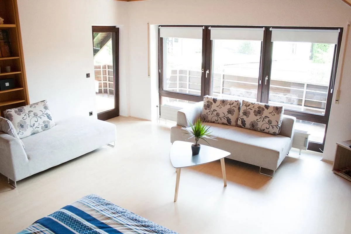 Gemütliches Wohnzimmer der Ferienwohnung