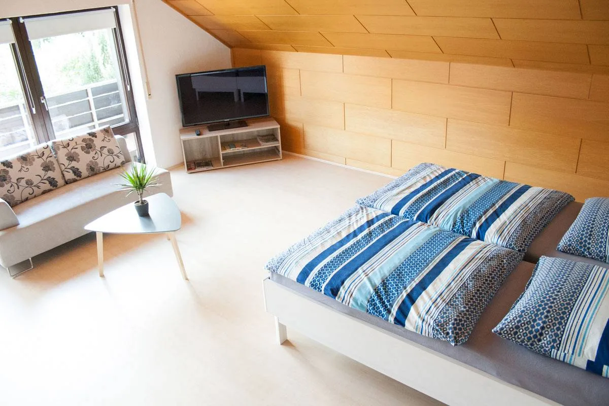 Hauptschlafzimmer mit bequemem Bett